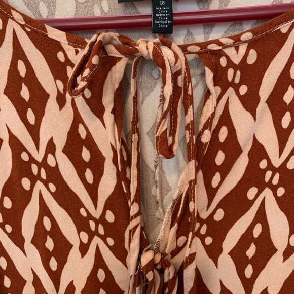 🐱 5 for $10.  NWT ELOQUII ELEMENTS BROWN & TAN SCOOP NECK TOP WITH TIE AT NECK - Picture 3 of 6